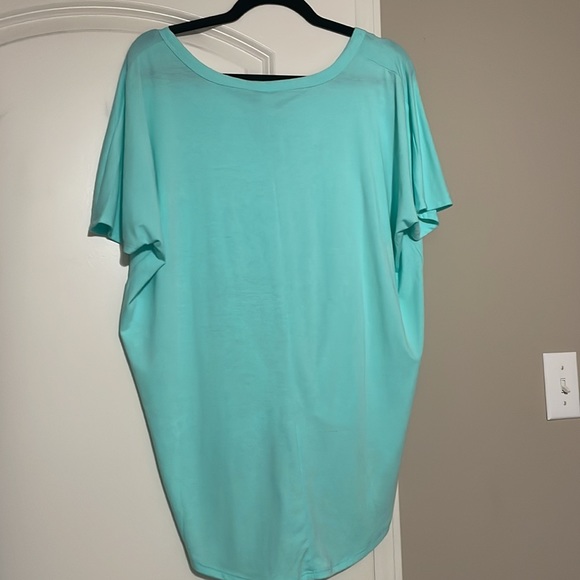 Light turquoise buttoned top - Picture 5 of 6